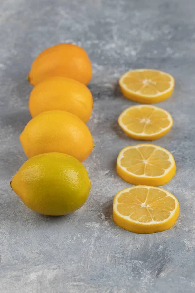Misket Zemininde Dilimler Olan Ekşi Limonlar Yüksek Kalite Fotoğraf — Stok fotoğraf