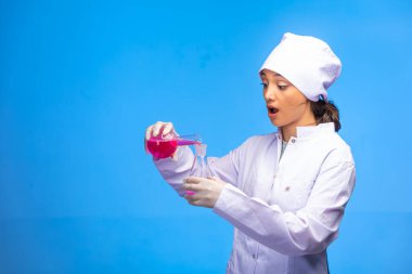 Beyaz üniformalı genç hemşire biyolojik tepkileri kontrol ediyor ve şaşırıyor. Yüksek kalite fotoğraf