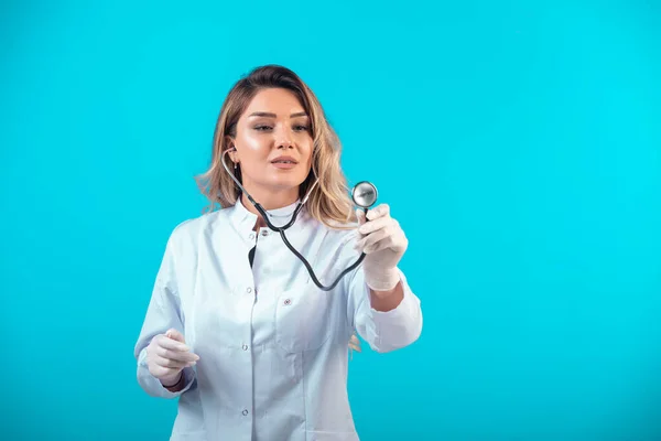 Doctora Uniforme Blanco Revisando Con Estetoscopio Escuchando Atentamente Foto Alta — Foto de Stock