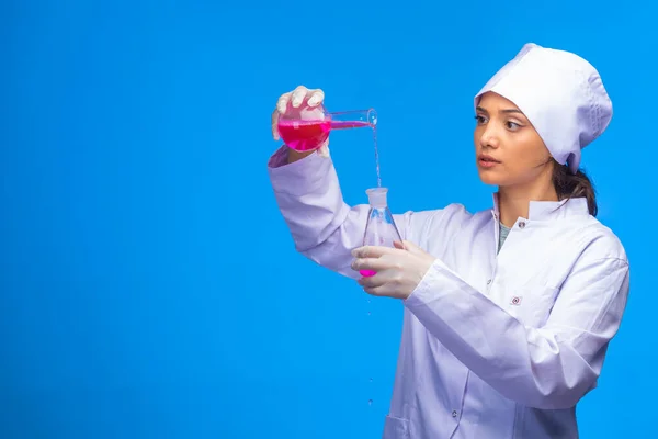 Enfermera Joven Hace Reacción Química Muy Atentamente Foto Alta Calidad — Foto de Stock