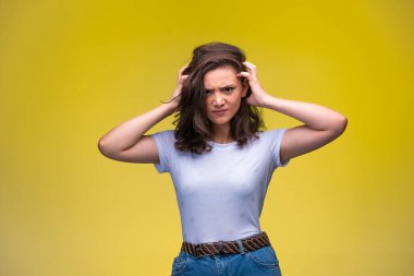 Genç kız öfkeyle kafasını koparıyor. Yüksek kalite fotoğraf