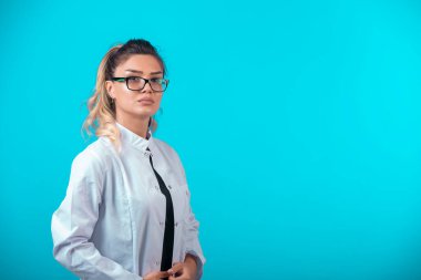 Beyaz üniformalı kadın doktor kendinden emin görünüyor. Yüksek kalite fotoğraf