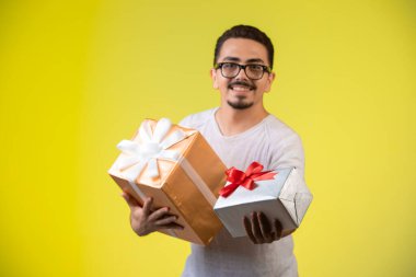 Tutan ve hediye kutusu sunan adam. Yüksek kalite fotoğraf