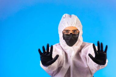 Özel önleyici üniformalı ve maskeli dezenfektan hastalığı durdurur. Yüksek kalite fotoğraf