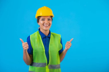 Sarı başlıklı ve teçhizatlı kadın mühendis onaylıyor. Yüksek kalite fotoğraf