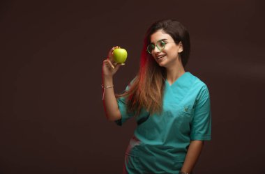 Yeşil elmayı tanıtan genç bir kız. Yüksek kalite fotoğraf