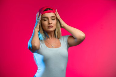 Sarışın model bronz makyajlı ve kırmızı şapkalı. Yüksek kalite fotoğraf