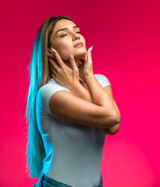 Sarışın model bronz makyaj yapmış. Yüksek kalite fotoğraf