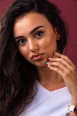 Uzun ve kıvırcık saçlı esmer kız sonbahar kış kozmetik ürünlerini tanıtıyor. Yüksek kalite fotoğraf