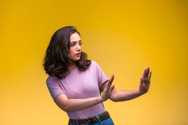 Tehlikeyi engellemeye çalışan genç bir kız. Yüksek kalite fotoğraf