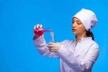 Beyaz üniformalı genç hemşire biyolojik tepkileri kontrol ediyor ve sakin kalıyor. Yüksek kalite fotoğraf