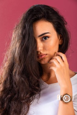 Uzun ve kıvırcık saçlı esmer kız. Yüksek kalite fotoğraf