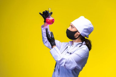 Genç hemşire yüz ve el maskesi reaksiyonu matarada takip eder ve şaşırır. Yüksek kalite fotoğraf