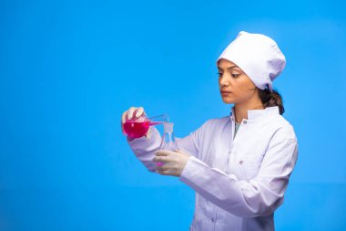 Beyaz üniformalı genç hemşire virüs testi yapıyor. Yüksek kalite fotoğraf