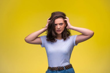 Genç kız öfkeyle kafasını koparıyor. Yüksek kalite fotoğraf