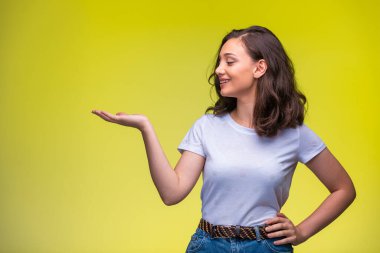 Genç kız eline bir şey bakıyor. Yüksek kalite fotoğraf