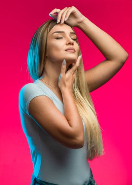 Sarışın model bronz makyaj yapmış. Yüksek kalite fotoğraf