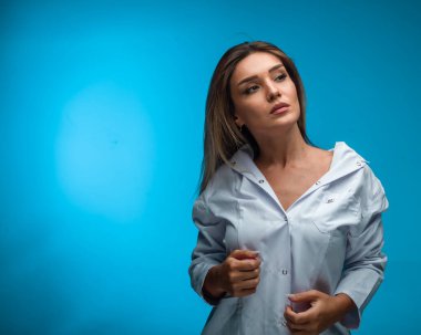 Beyaz gömlekli sarışın model baştan çıkarıcı görünüyor. Yüksek kalite fotoğraf