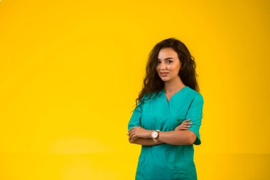 Kadın hemşire ellerini kapatıyor ve gülümsüyor. Yüksek kalite fotoğraf