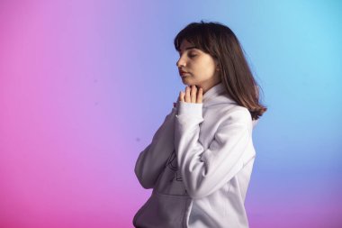 Spor elbiseli ve kısa saçlı genç bir kız. Yüksek kalite fotoğraf