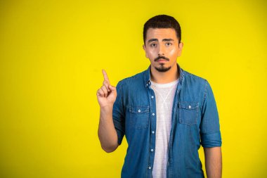 İnsan şüphecidir ve soru sorduğuna işaret eder. Yüksek kalite fotoğraf