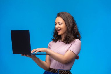  Siyah dizüstü bilgisayarı olan bir bayan çalışanın görüntülü konuşması ve eğlenmesi. Yüksek kalite fotoğraf