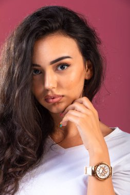 Uzun ve kıvırcık saçlı esmer kız. Yüksek kalite fotoğraf