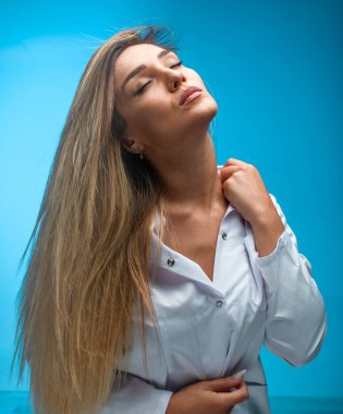 Beyaz gömlekli sarışın model baştan çıkarıcı görünüyor. Yüksek kalite fotoğraf