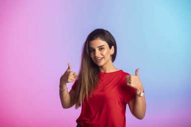 Kırmızı gömlekli genç kız iyi hissediyor. Yüksek kalite fotoğraf