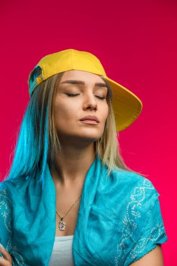 Sarı şapkalı sarışın model uykulu görünüyor. Yüksek kalite fotoğraf