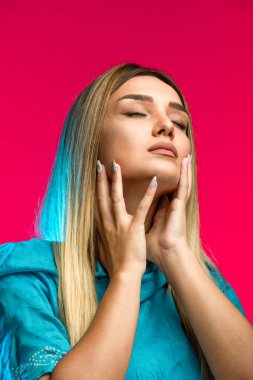 Sarışın manken yaz makyajı yapıyor. Yüksek kalite fotoğraf