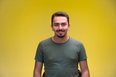 Adam düz bakıyor ve gülümsüyor. Yüksek kalite fotoğraf