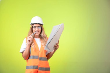 Kasklı ve teçhizatlı kadın mühendis proje planı. Yüksek kalite fotoğraf