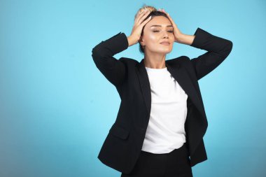 Siyah ceketli iş kadını başını tutuyor. Yüksek kalite fotoğraf