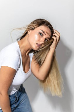 Beyaz gömlekli sarışın model kendinden emin görünüyor. Yüksek kalite fotoğraf