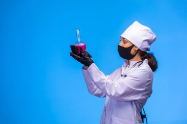 El ve yüz maskesi olan izole hemşire testi çok dikkatli yapar. Yüksek kalite fotoğraf