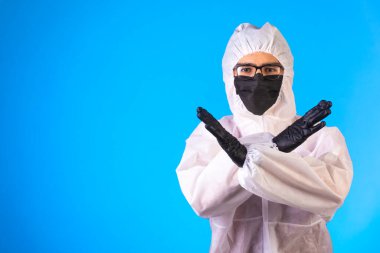 Özel önleyici üniformalı dezenfektan negatif jestler yapar. Yüksek kalite fotoğraf