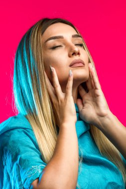 Sarışın manken yaz makyajı yapıyor. Yüksek kalite fotoğraf