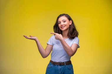 Genç kız parmağı olan bir şeyi işaret ediyor. Yüksek kalite fotoğraf