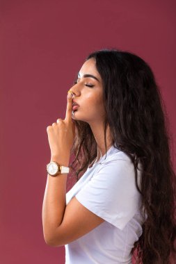 Pembe arka planda sonbahar kış makyajını destekleyen kadın model. Yüksek kalite fotoğraf