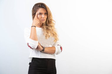 Spor kıyafetli genç kız dikkatli düşünüyor. Yüksek kalite fotoğraf