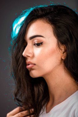 Bronz yaz makyajlı genç bir manken. Yüksek kalite fotoğraf