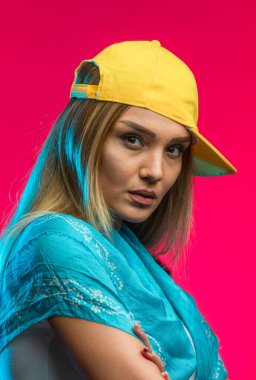Sarı şapkalı sarışın model kendinden emin görünüyor. Yüksek kalite fotoğraf
