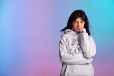 Spor kıyafetli genç kız sakin kalıyor. Yüksek kalite fotoğraf