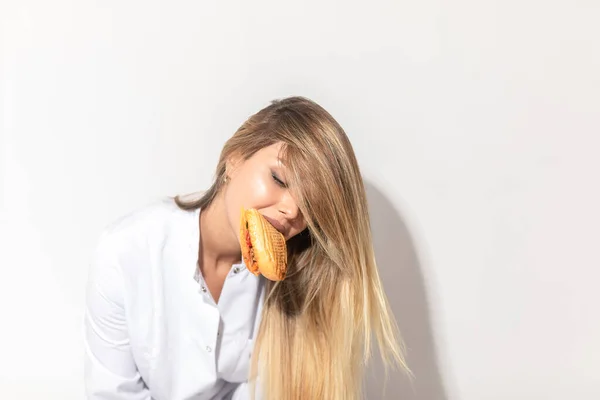 Blondes Model Beißt Ein Sandwich Hochwertiges Foto — Stockfoto