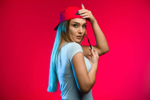 Modèle Blond Portant Une Casquette Rouge Photo Haute Qualité — Photo