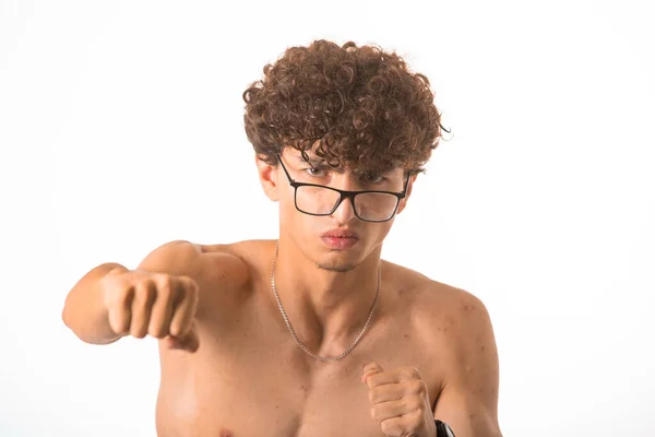 Cabello Rizado Niño Gafas Ópticas Perforando Con Puño Foto Alta —  Fotos de Stock