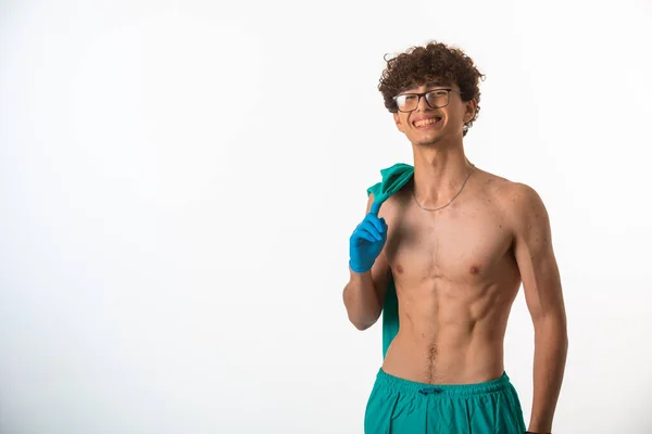 Cabello Rizado Niño Gafas Ópticas Que Muestran Los Músculos Cuerpo —  Fotos de Stock