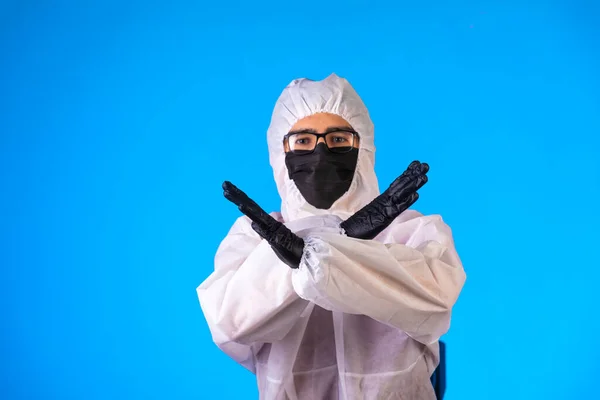 Uomo Uniforme Disinfettante Segni Negativi Foto Alta Qualità — Foto Stock