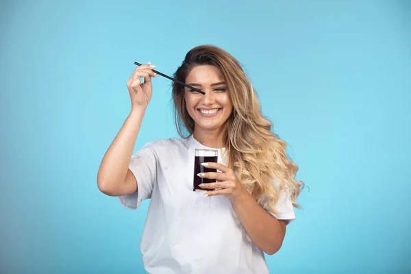 Jovem Camisa Branca Segurando Copo Coquetel Preto Verificando Sabor Foto — Fotografia de Stock